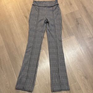 ALO Yoga Black and White Leggings with High Waist and Pinstripe Design